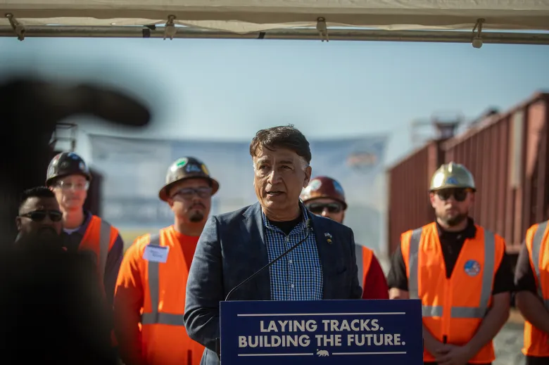 El director de la agencia ferroviaria de alta velocidad de California renuncia en medio de un escándalo por gastos de viaje